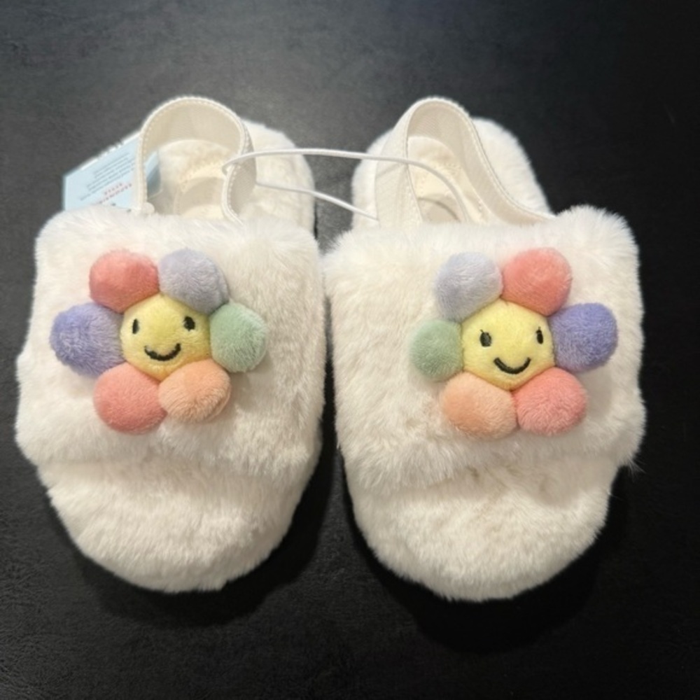 NWT Cat & Jack toddler size medium 7/8 fluffy soft slippers